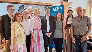 Im Mittelpunkt des Festes stand der Vortrag von MdB Christian Moser (Bildmitte), hier zusammen mit Ortsvorsitzender Petra Högl, Bürgermeister Franz Högl, Bezirksvorsitzender der Senioren-Union, den Vorsitzenden des Arbeitskreises Umwelt, Michael Zenger mit Stellvertreterin Edeltraud Eifler (v.l.) sowie Mitgliedern der Vorstandschaft des Ortsverbands. Im Mittelpunkt des Festes stand der Vortrag von MdB Christian Moser (Bildmitte), hier zusammen mit Ortsvorsitzender Petra Högl, Bürgermeister Franz Högl, Bezirksvorsitzender der Senioren-Union, den Vorsitzenden des Arbeitskreises Umwelt, Michael Zenger mit Stellvertreterin Edeltraud Eifler (v.l.) sowie Mitgliedern der Vorstandschaft des Ortsverbands.