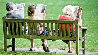 Zeitungsleser behalten auch in einer chaotischen Welt den Überblick über das Geschehen.