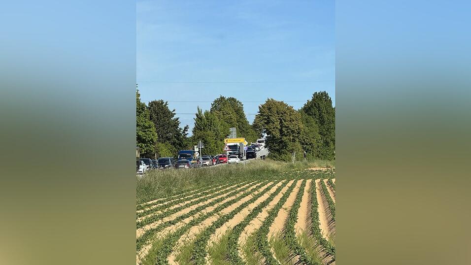 Dienstagabend staute sich der Verkehr auf der Bundesstraße 8 zwischen neuer Ampelanlage und AVP-Kreisel. Wer von der Autobahn abfahren wollte, durfte es auch nicht eilig haben.