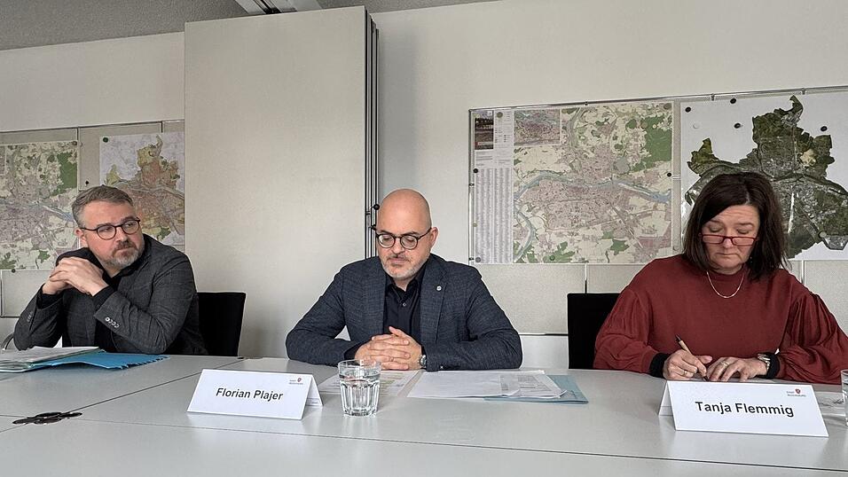 Volker Höcht (von links), Florian Plajer und Tanja Flemmig stellten mit Lothar Backhaus (nicht im Bild) am Donnerstag die aktuellen Pläne der Stadtverwaltung vor, um den Wohnungsbau anzukurbeln. Volker Höcht (von links), Florian Plajer und Tanja Flemmig stellten mit Lothar Backhaus (nicht im Bild) am Donnerstag die aktuellen Pläne der Stadtverwaltung vor, um den Wohnungsbau anzukurbeln.