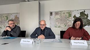 Volker H&ouml;cht (von links), Florian Plajer und Tanja Flemmig stellten mit Lothar Backhaus (nicht im Bild) am Donnerstag die aktuellen Pl&auml;ne der Stadtverwaltung vor, um den Wohnungsbau anzukurbeln.