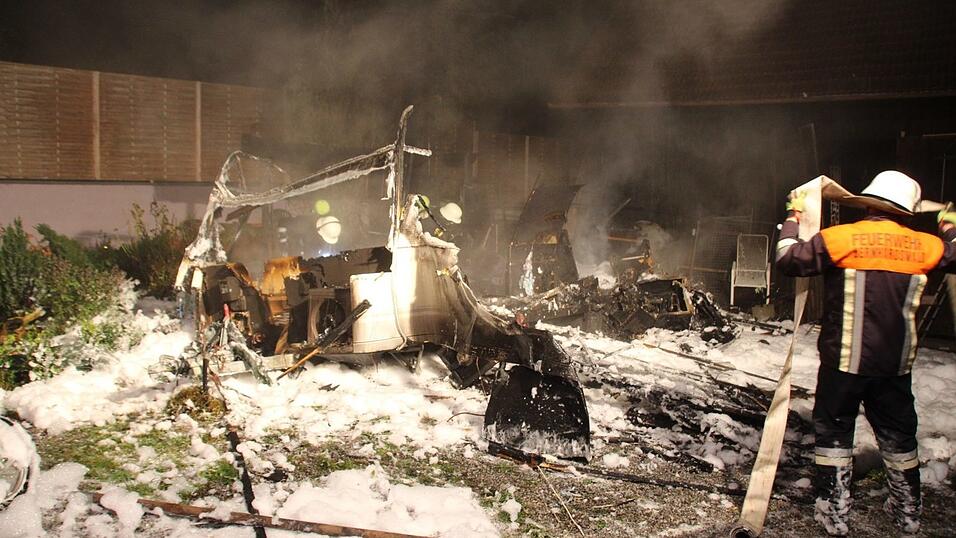 Von dem alten Wohnwagen in Bernhardswald (Kreis Regensburg) blieb nach dem Brand nicht mehr viel &uuml;brig.