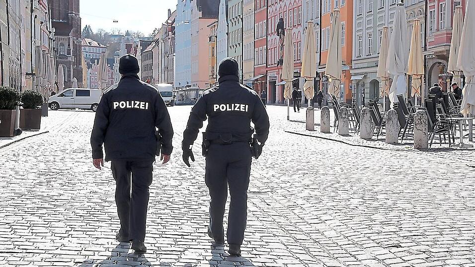 Die Beamten der PI Landshut sind derzeit vermehrt zu Fuß in der Stadt präsent, um das Einhalten der Ausgangsbeschränkungen zu überwachen. Die Beamten der PI Landshut sind derzeit vermehrt zu Fuß in der Stadt präsent, um das Einhalten der Ausgangsbeschränkungen zu überwachen.