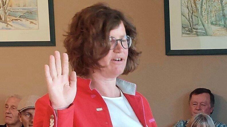 Susanne Wildgruber legte vor dem Gemeinderat den Amtseid ab. Sie rückt für Josef Kratzer nach, der auf eigenen Wunsch aus dem Gemeinderat ausschied. Susanne Wildgruber legte vor dem Gemeinderat den Amtseid ab. Sie rückt für Josef Kratzer nach, der auf eigenen Wunsch aus dem Gemeinderat ausschied.