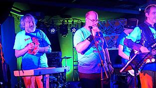 Die Musiker der Band Das Rote Motorrad mit deutschen Songs. Die Musiker der Band Das Rote Motorrad mit deutschen Songs.