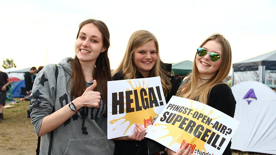 Die Besucher des Pfingst-Open-Airs in Salching sind schon in Feierlaune, aufgenommen von David Voltz am Freitag.