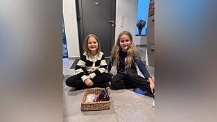 Emily (links) und Elina sind mit einem Körbchen voll Bastelsachen von Tür zu Tür gegangen und haben Spenden für einen guten Zweck gesammelt.