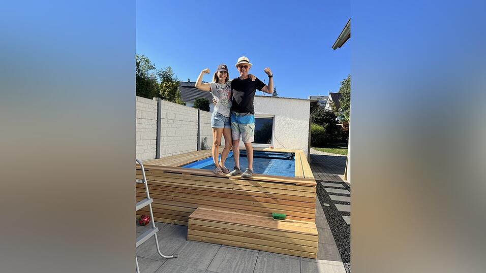 Stephanie Mumper und ihr Vater Andreas Kasiw aus Landshut haben eine Umrandung für ihren Aufstellpool gebaut und genießen die heißen Tage an ihrer ganz privaten 'Oase'. Stephanie Mumper und ihr Vater Andreas Kasiw aus Landshut haben eine Umrandung für ihren Aufstellpool gebaut und genießen die heißen Tage an ihrer ganz privaten 'Oase'.