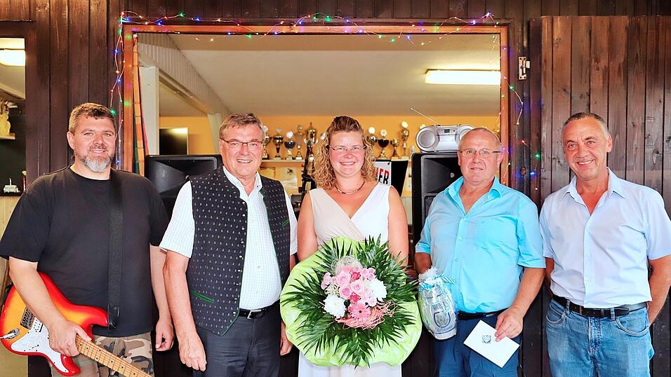 Freuten sich &uuml;ber die Einladung: Bernhard Knopek (rechts), Vorsitzender der Hauptgruppe, und B&uuml;rgermeister Josef Hopfensperger (2. von links), der Michael Hopfenspirger (2. von rechts) einen Marktkrug sowie eine Unterst&uuml;tzung f&uuml;r den Boxerklub und Melanie Unger einen Blumenstrau&szlig; &uuml;berreichte. Marcus Baumgartner (links) sorgte f&uuml;r die musikalische Umrahmung des Abends.