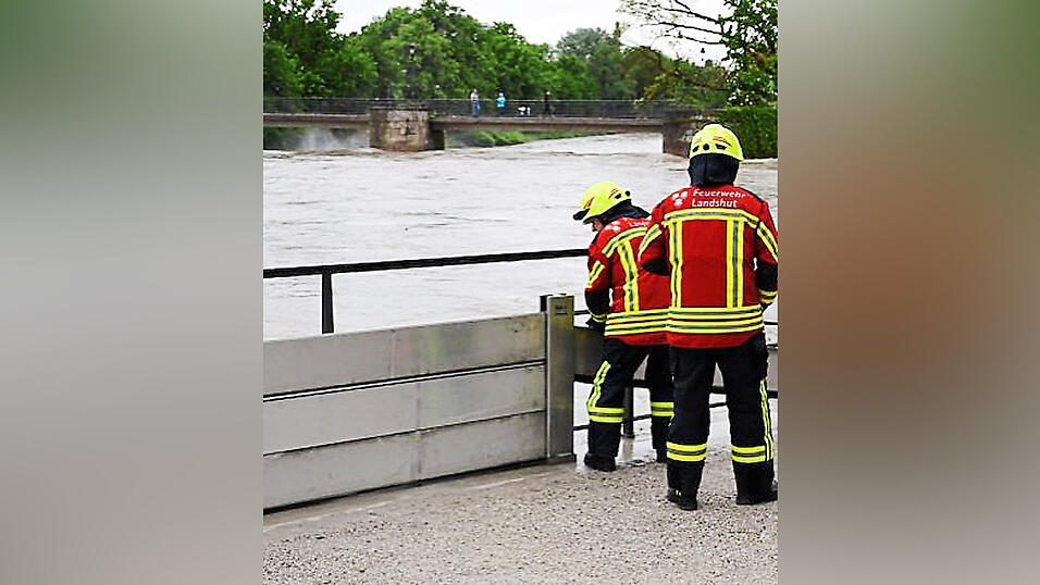 Entlang der Isar steht seit Samstag eine Schutzwand. Entlang der Isar steht seit Samstag eine Schutzwand.