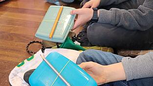 Man nehme eine Brotzeitbox, einen Bleistift und ein Gummiband - schon lassen sich damit unterschiedliche Töne zupfen. Man nehme eine Brotzeitbox, einen Bleistift und ein Gummiband - schon lassen sich damit unterschiedliche Töne zupfen.