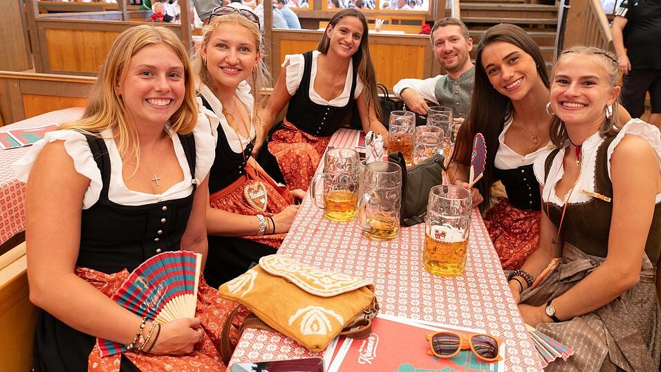 Die Partybilder vom Sonntag, 9. August, aus dem Festzelt Krönner. Die Partybilder vom Sonntag, 9. August, aus dem Festzelt Krönner.
