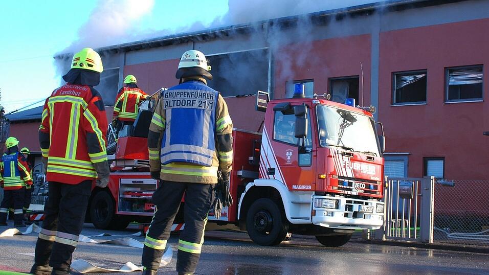 Feuerwehreinsatz in Altdorf: Dort ist am Dienstag in einer Lackiererei im Sonnenring ein Brand ausgebrochen.