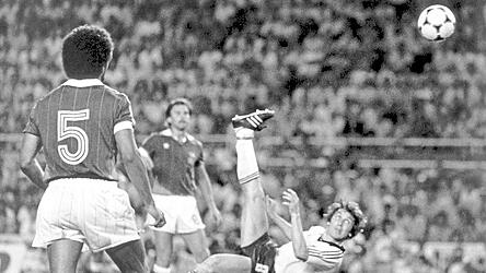 Der deutsche St&uuml;rmer Klaus Fischer (r.) erzielte mit einem spektakul&auml;ren Fallr&uuml;ckzieher den 3:3-Ausgleich in der Verl&auml;ngerung gegen die Franzosen. Durch den 5:4-Halbfinalsieg zog die deutsche Fu&szlig;ballnationalmannschaft am 8. Juli 1982 vor 63 000 Zuschauern im Sanchez-Pizjuan-Stadion in Sevilla in das WM-Finale ein.