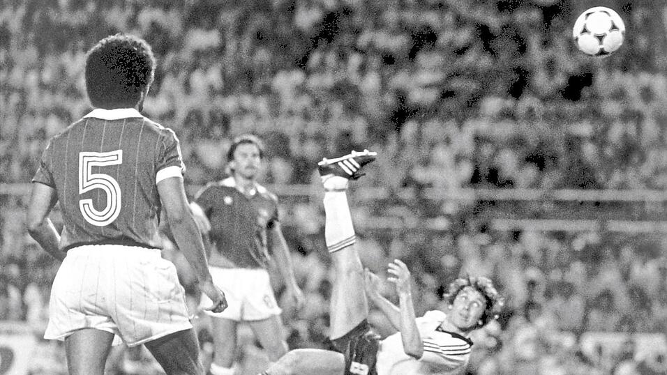Der deutsche St&uuml;rmer Klaus Fischer (r.) erzielte mit einem spektakul&auml;ren Fallr&uuml;ckzieher den 3:3-Ausgleich in der Verl&auml;ngerung gegen die Franzosen. Durch den 5:4-Halbfinalsieg zog die deutsche Fu&szlig;ballnationalmannschaft am 8. Juli 1982 vor 63 000 Zuschauern im Sanchez-Pizjuan-Stadion in Sevilla in das WM-Finale ein.