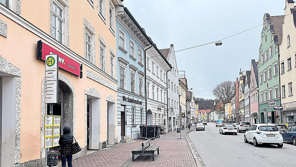 An kalten Tagen ist nichts los vor dem Penny in der Zweibrückenstraße. Hier treffen sich aber auch gerne Menschen mit Problemen. Dazu gehört der 28-Jährige, der jetzt eine Mutter und ihre Tochter angegriffen hat. An kalten Tagen ist nichts los vor dem Penny in der Zweibrückenstraße. Hier treffen sich aber auch gerne Menschen mit Problemen. Dazu gehört der 28-Jährige, der jetzt eine Mutter und ihre Tochter angegriffen hat.