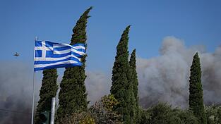 Die Behörden prüfen weiter die Ursachen der Feuer. In einer Ortschaft nahe Athen vermutet der Bürgermeister Brandstiftung.