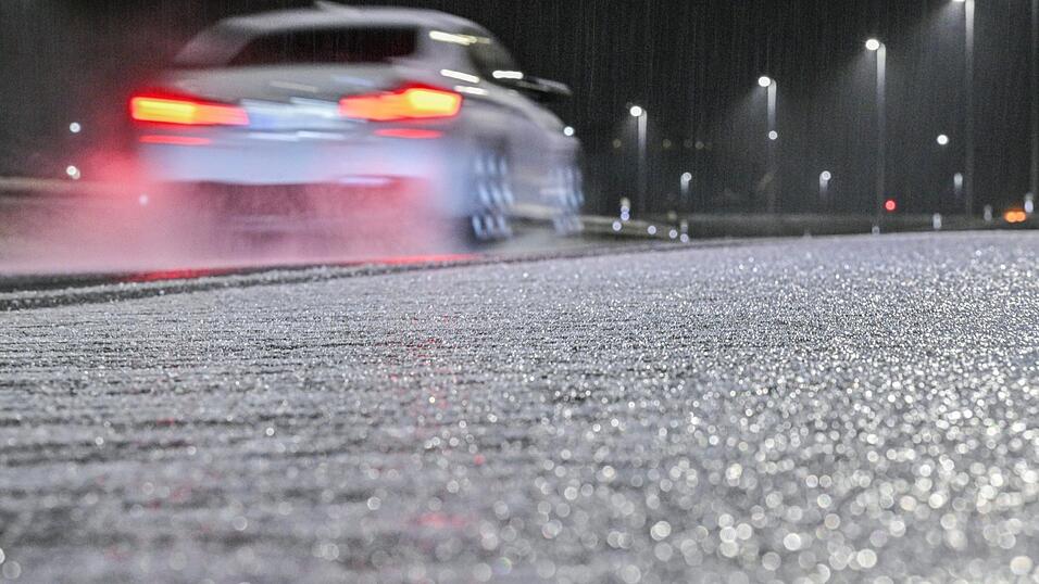 Der Deutsche Wetterdienst warnt vor Glatteis in der Region Straubing.