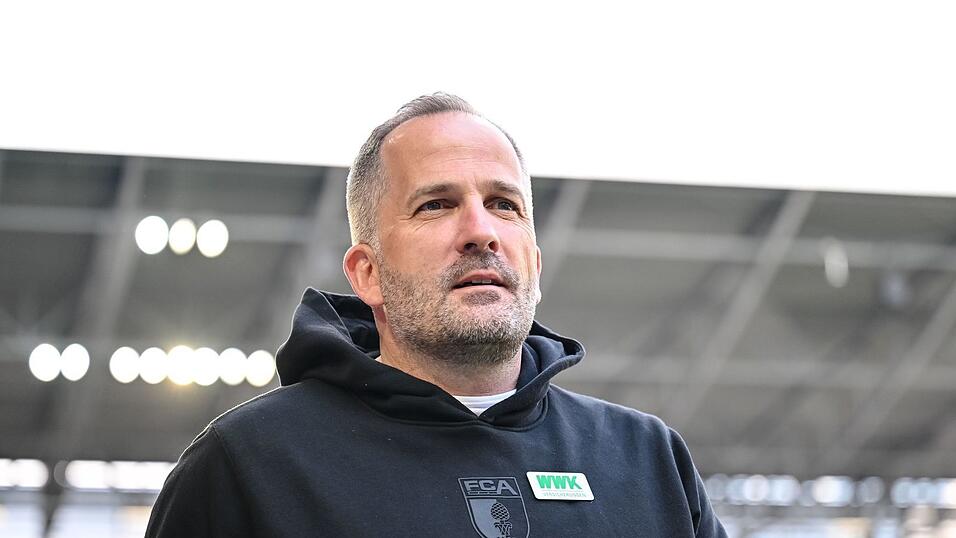Coach Manuel Baum will den FC Augsburg in die Conference League f&uuml;hren. (Archivbild)