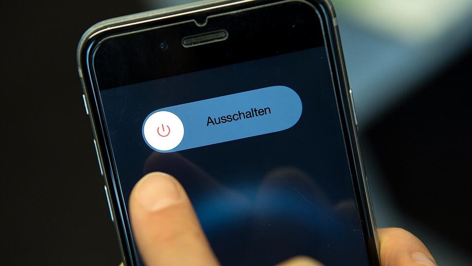 Bevor es zur Sucht und krankhaft wird, das Smartphone lieber einfach mal ausschalten, empfiehlt Christoph Koch Bevor es zur Sucht und krankhaft wird, das Smartphone lieber einfach mal ausschalten, empfiehlt Christoph Koch