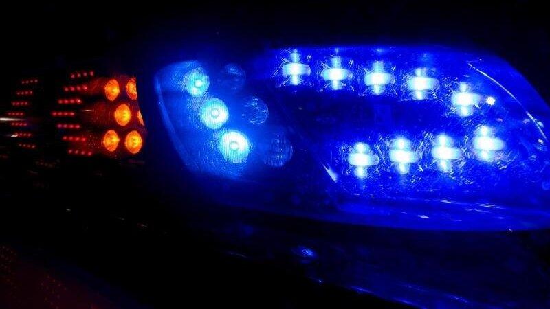 Das Blaulicht leuchtet auf dem Dach eines Polizeiwagens. Das Blaulicht leuchtet auf dem Dach eines Polizeiwagens.