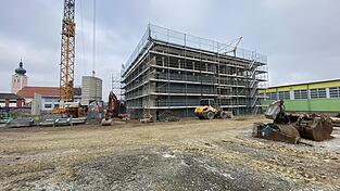 Blick auf die Baustelle an der Grund- und Mittelschule