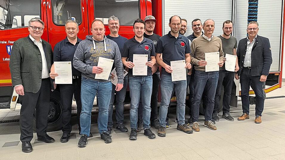 Die geehrten Fluthelfer mit MdL Josef Zellmeier (links) und Bürgermeister Johann Grau (rechts) Die geehrten Fluthelfer mit MdL Josef Zellmeier (links) und Bürgermeister Johann Grau (rechts)