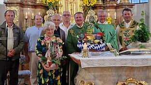 Pfarrer Vogl erhielt einen Präsentkorb mit lokalen Spezialitäten und Maria Werner bekam eine Orchidee.