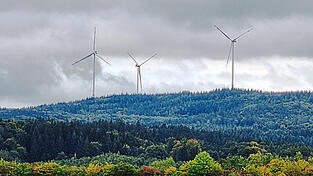 Die drei Windräder bei Wiesenfelden werden nicht die einzigen bleiben.
