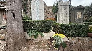 Das Grab von Goethes Sohn August in Rom wurde zum 195. Todestag restauriert - aber sein Vorname fehlt immer noch. Das Grab von Goethes Sohn August in Rom wurde zum 195. Todestag restauriert - aber sein Vorname fehlt immer noch.