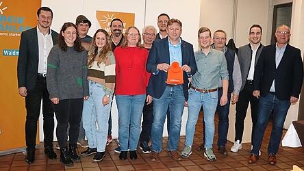 100 Prozent f&uuml;r den FW-B&uuml;rgermeisterkandidaten Wolfgang K&uuml;rzinger (F&uuml;nfter von rechts). Dazu gratulieren die Stadtratskollegen der Freien, Frau Andrea, die T&ouml;chter Anja, ebenfalls Stadtr&auml;tin, und Bettina, Sohn Josef - Tochter Lisa fehlt krankheitsbedingt - FW-Kreisvorsitzender und Landratskandidat Christian Schindler (links), JFW-Kreisvorsitzender Josef Schmaderer (Zweiter von rechts), Matthias Heimann (Vierter von rechts), der Listenf&uuml;hrer der Jungen W&auml;hler Waldm&uuml;nchen, sowie Siegfried Wagner (rechts), Ortsvorsitzender der Freien W&auml;hler und Stadtrat.