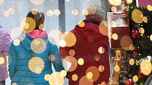 Die Konsumstimmung ist zwar etwas gesunken, aber nach wie vor sehr hoch. Und das wiederum ist eine positive Nachricht für die Konjunktur. Die Konsumstimmung ist zwar etwas gesunken, aber nach wie vor sehr hoch. Und das wiederum ist eine positive Nachricht für die Konjunktur.