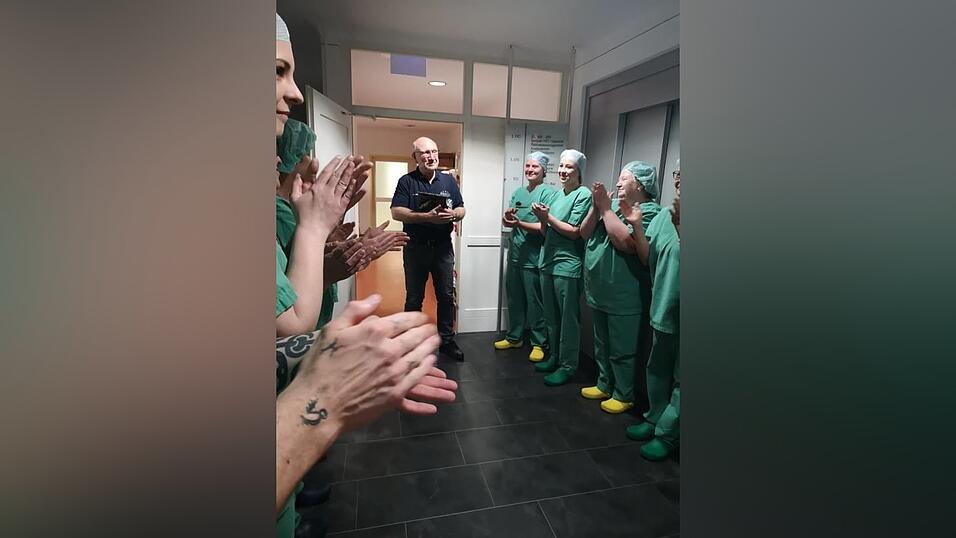 Ein Spalier zum Abschied. Dr. Heinz-Jürgen Eichhorn nach seiner letzten Operation. Ein Spalier zum Abschied. Dr. Heinz-Jürgen Eichhorn nach seiner letzten Operation.