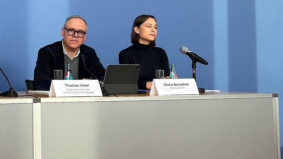 Anw&auml;ltin Guilia Borsalino (r.) bei der Pressekonferenz.