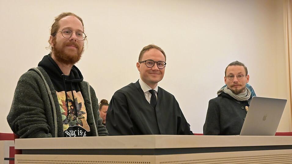 Die Kl&auml;ger und ihr Anwalt vor dem Verwaltungsgerichtshof.