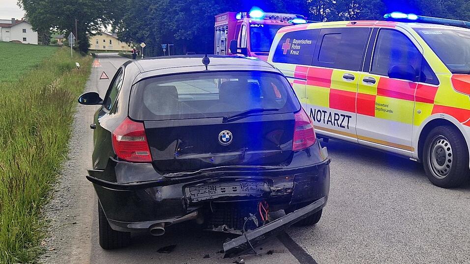Die beiden Fahrzeuge mussten abgeschleppt werden.