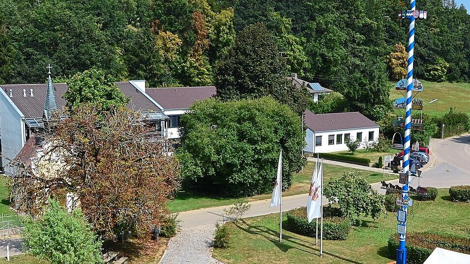 Ein Blick von Gut Hüll hinüber auf das Hopfenforschungszentrum. Ein Blick von Gut Hüll hinüber auf das Hopfenforschungszentrum.