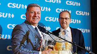 Bezirksvorsitzender und Bauminister Christian Bernreiter (l.) dankte Alexander Dobrindt für dessen Einsatz. Bezirksvorsitzender und Bauminister Christian Bernreiter (l.) dankte Alexander Dobrindt für dessen Einsatz.
