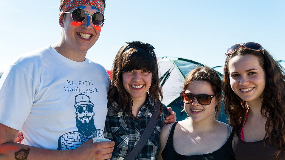 Ein Streifzug durch das Campinggelände: Trotz heißer Temperaturen sind die Festivalbesucher bestens gelaunt. (Foto: Susanne Raith) Ein Streifzug durch das Campinggelände: Trotz heißer Temperaturen sind die Festivalbesucher bestens gelaunt. (Foto: Susanne Raith)