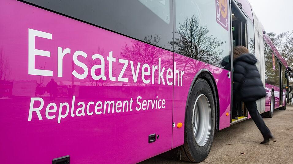 Die Bahnstrecke zwischen Obertraubling und Passau wird wegen Bauarbeiten seit Mitte Juni vor&uuml;bergehend gesperrt. Es fahren Ersatzbusse. (Archivbild)