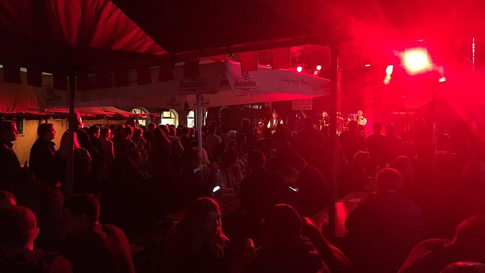 Der Straubinger Stadtplatz wird am Wochenende ganz in mittelalterliches Flair getaucht. Die schönsten Schnappschüsse haben wir für Sie zusammengestellt. Der Straubinger Stadtplatz wird am Wochenende ganz in mittelalterliches Flair getaucht. Die schönsten Schnappschüsse haben wir für Sie zusammengestellt.