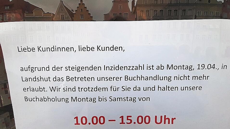 Die Einzelhändler weisen in Aushängen im Schaufenster am Sonntag bereits darauf hin, was sich in der kommenden Woche für die Kunden ändert. Die Einzelhändler weisen in Aushängen im Schaufenster am Sonntag bereits darauf hin, was sich in der kommenden Woche für die Kunden ändert.