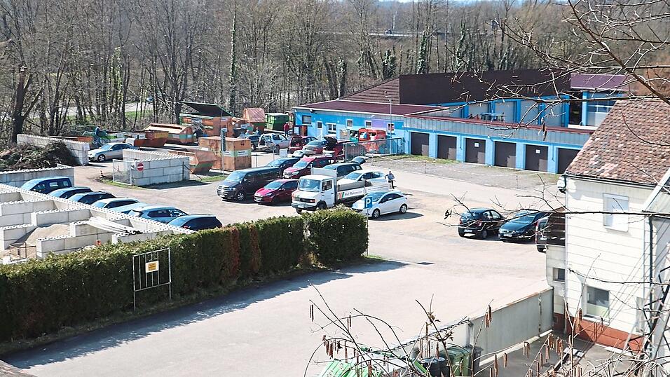 Der Bauhof - vor Jahren auch Blauhof genannt, nachdem er seine neue Au&szlig;enbemalung erhalten hatte - vom F&uuml;rstengarten aus gesehen.