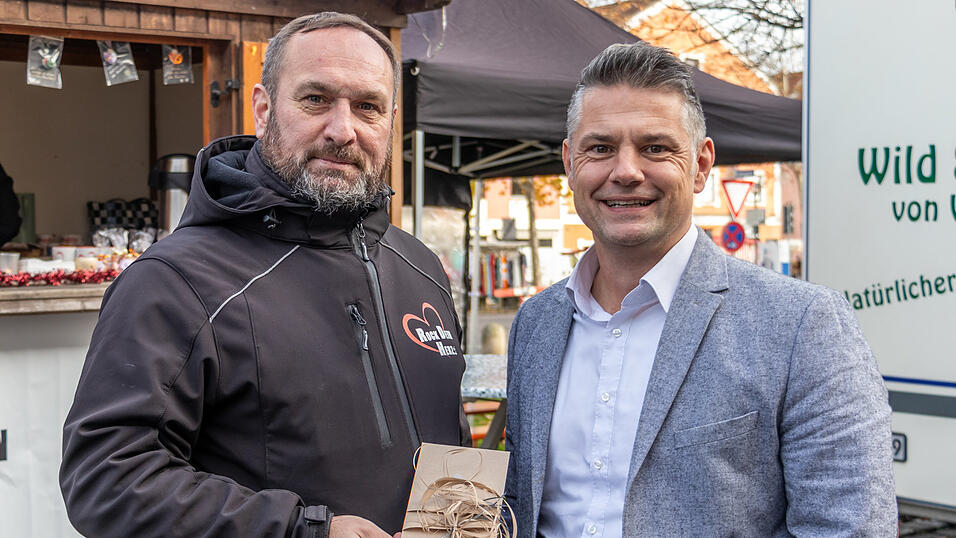 Stefan Fisch (r.) übergibt an Peter Gregor den Preis des Schaufensterwettbewerbes. Stefan Fisch (r.) übergibt an Peter Gregor den Preis des Schaufensterwettbewerbes.