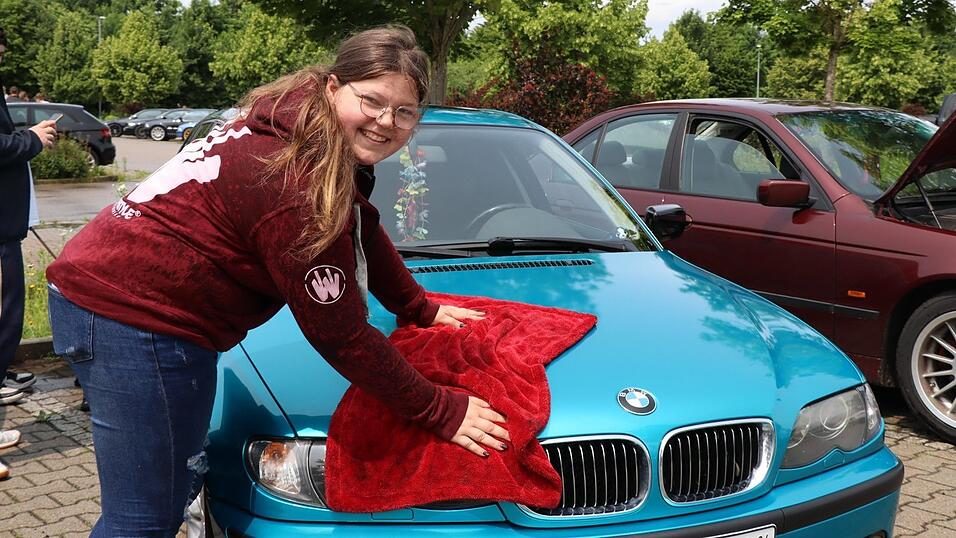 Trockenübung: Sandra aus Deggendorf beseitigt die Spuren des Regens.