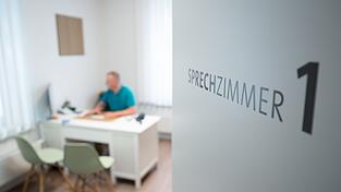 Die Zahl der &Auml;rztinnen und &Auml;rzte ist 2025 weiter gestiegen. (Archivbild)