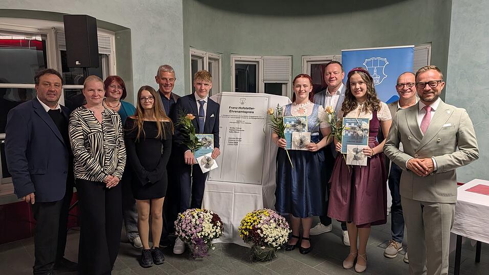 Der Franz-Hofstetter-Ehrenpreis würdigt engagierte Jugendliche: Schulleiter Ade Geier, Elternbeiratsvorsitzende Daniela Leber, Schulrätin Doris Holler, Schülersprecherin Viola Schichler, Preisgeber Franz Hofstetter, Tobias Madl, Larissa Roth, Kirchbergs Bürgermeister Dieter Neumaier, Christine Gruber, Hohenpoldings Bürgermeister Alfons Beilhack und Taufkirchens Bürgermeister Stefan Haberl. Der Franz-Hofstetter-Ehrenpreis würdigt engagierte Jugendliche: Schulleiter Ade Geier, Elternbeiratsvorsitzende Daniela Leber, Schulrätin Doris Holler, Schülersprecherin Viola Schichler, Preisgeber Franz Hofstetter, Tobias Madl, Larissa Roth, Kirchbergs Bürgermeister Dieter Neumaier, Christine Gruber, Hohenpoldings Bürgermeister Alfons Beilhack und Taufkirchens Bürgermeister Stefan Haberl.