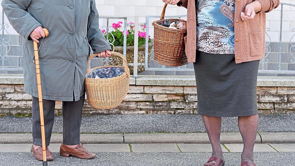 In der Region Landshut werden in 20 Jahren immer mehr, aber auch immer ältere Menschen leben: Die Zahl der Einwohner steigt um rund 26.500 Personen, das Durchschnittsalter klettert in Stadt und Landkreis bis zum Jahr 2040 von 43,7 beziehungsweise 43,3 auf jeweils 45,1 Jahre. In der Region Landshut werden in 20 Jahren immer mehr, aber auch immer ältere Menschen leben: Die Zahl der Einwohner steigt um rund 26.500 Personen, das Durchschnittsalter klettert in Stadt und Landkreis bis zum Jahr 2040 von 43,7 beziehungsweise 43,3 auf jeweils 45,1 Jahre.