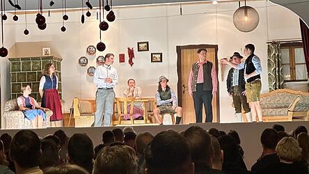 Vor zahlreichen Zuschauern gaben die Theaterspieler die Komödie 'Der verkaufte Großvater' zum Besten.