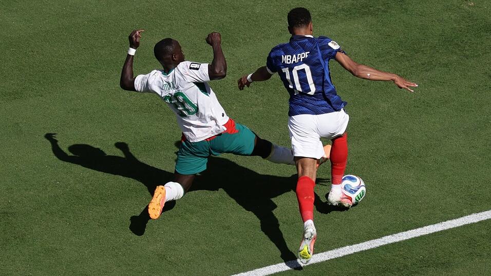 Sadio Mané (l) bringt Kylian Mbappé zu Fall - doch Elfmeter gab es nicht. Sadio Mané (l) bringt Kylian Mbappé zu Fall - doch Elfmeter gab es nicht.